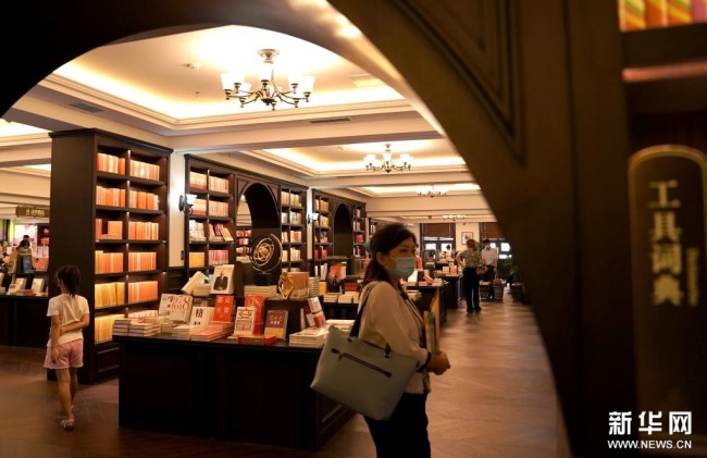 　　读者在西安钟楼书店内（8月25日摄）。新华社记者 刘潇摄