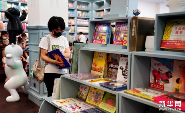 　　读者在西安钟楼书店内阅读（8月27日摄）。新华社记者 刘潇摄