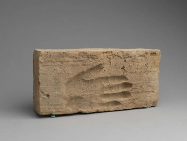 手印砖，唐，长 35.2 厘米 , 宽 17 厘米 , 厚 6 厘米，西安博物院旧藏