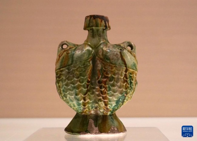 9月27日拍摄的“高山景行——上海博物馆受赠文物展”展出的吴仲超捐赠的唐代彩色釉陶双鱼扁壶。