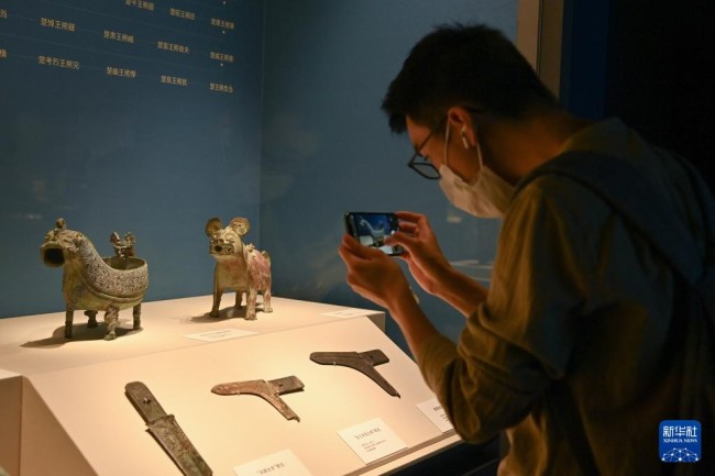 9月28日，市民在四川博物院参观“山高水阔 长流天际——长江流域青铜文明特展”。
