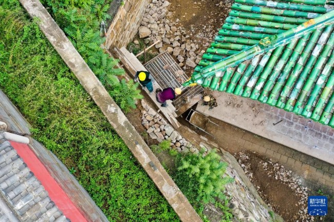 10月12日，工作人员在修缮太原市晋祠博物馆的护坡岩体（无人机照片）。