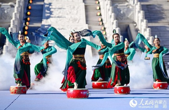 10月11日，演员在实景时装秀活动中表演舞蹈《汉唐风华》。