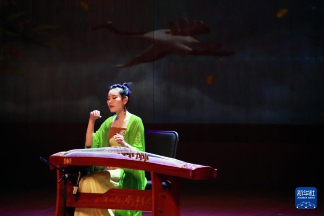 10月13日，中国残疾人艺术团视障演员唐玉表演古筝曲目《鹧鸪飞》。