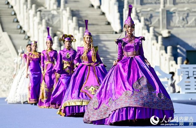 10月11日，模特在实景时装秀《蒙古风情》篇章中展示服饰。