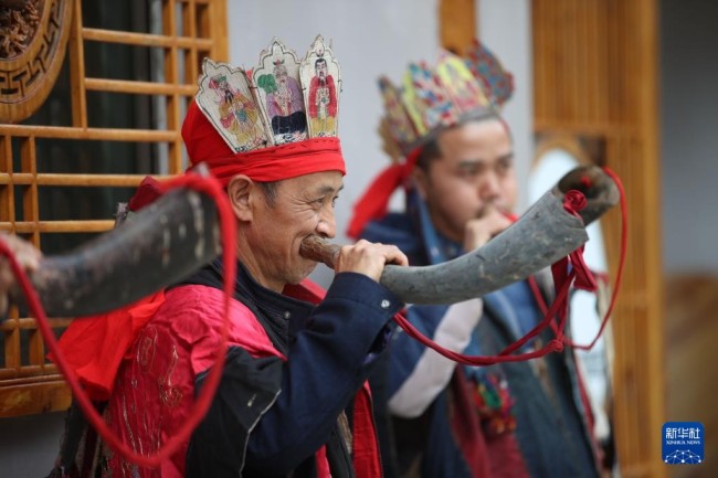 10月17日，肖光华（右二）和徒弟在岑巩县平庄镇平庄村表演思州傩戏傩技。