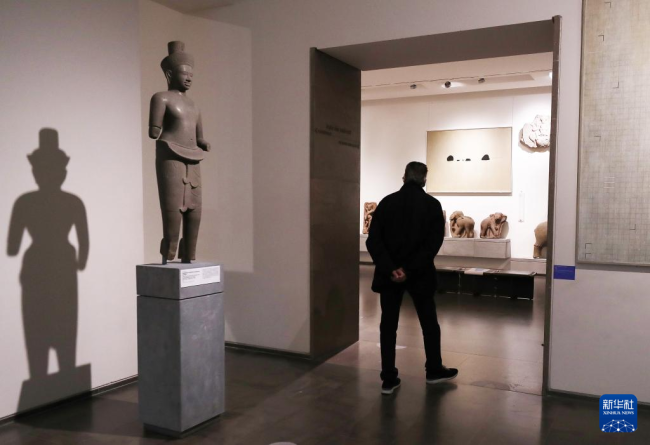 10月21日，一名男子在法国巴黎集美亚洲艺术博物馆走过越南艺术家的现代艺术作品。
