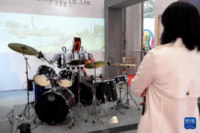 10月22日，观众在第十五届合肥国际文化博览会上观看机器人演奏架子鼓。