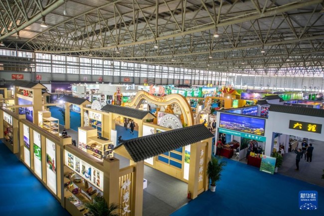 　10月27日拍摄的创意云南2021文化产业博览会展场内景。