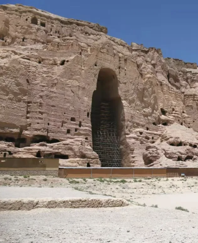 刘拓拍摄的巴米扬大佛石窟，出自他所撰写的《阿富汗访古行记》，北京大学出版社，2021年6月版。