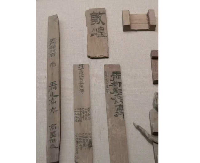 玉门关烽燧发现的汉代木简，上面的墨书文字越两千年，仍清晰可辨。