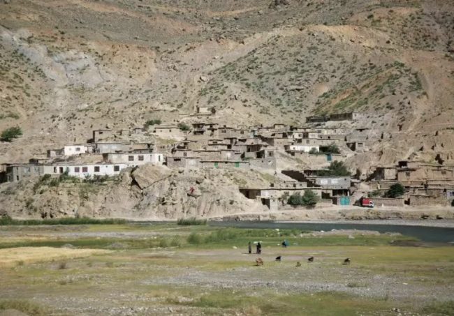 刘拓前往巴米扬路途中拍摄的村庄，他经常会在中途停下，去拍摄那些古老的村庄与生活在那里的人。他认为这些生活在古老而艰困环境中的人，比旅游者趋之若鹜打卡的名胜古迹更值得尊敬。图片出自《阿富汗访古行记》。