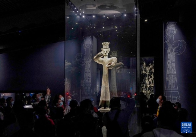 10月29日，参观者在三星堆博物馆内观看铜大立人像。