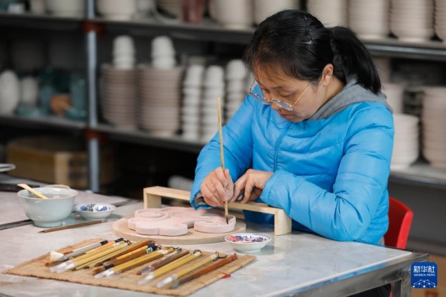 　　11月21日，在宝丰县大营镇一家汝瓷企业，汝瓷艺人在汝瓷胚胎上绘画。新华社发（何五昌 摄）