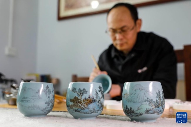 11月21日，在宝丰县一汝瓷工作室，汝瓷艺人在汝瓷茶具上绘画。