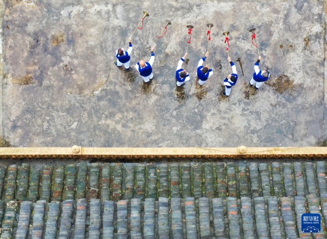 　11月20日，在玉屏侗族自治县皂角坪街道枹木垅村，志愿者在吹奏长号唢呐（无人机照片）。
