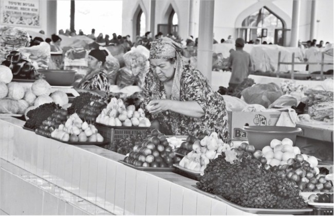 一位商贩在乌兹别克斯坦布哈拉郊外的市场上兜售商品，罗伯特·N.斯宾格勒三世摄影，出版社供图。