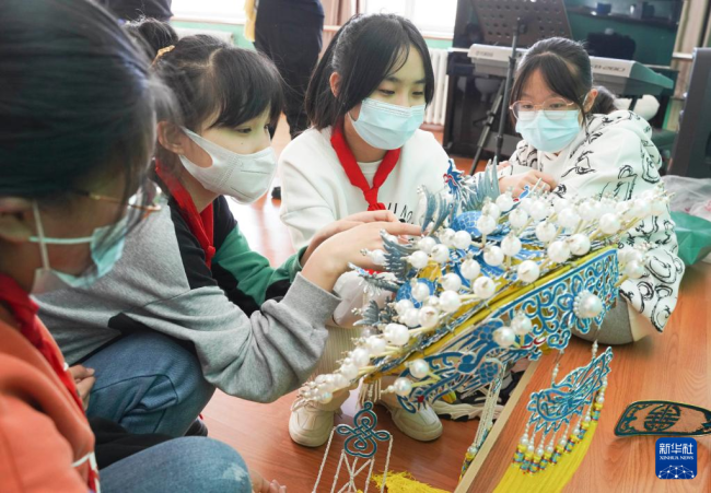 11月24日，石家庄鹿泉区第二实验小学戏剧兴趣班的学生欣赏戏曲盔头。