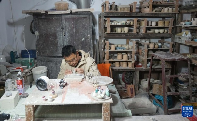 12月15日，王文化在制作微型陶瓷作品。