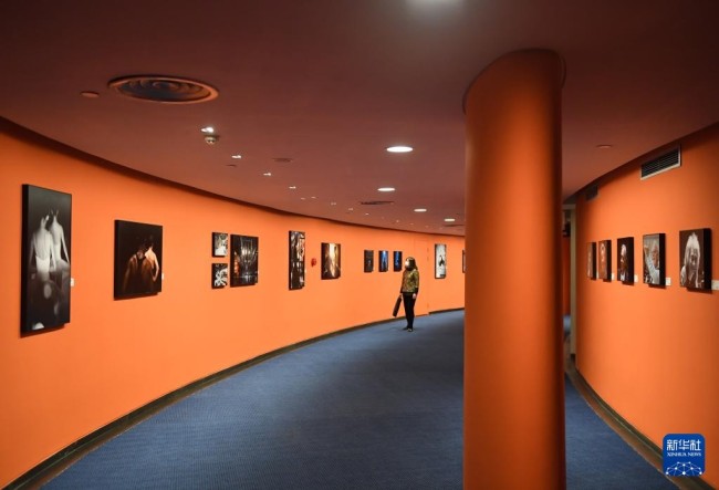 12月22日，观众在观看《幕·光——国家大剧院舞台艺术摄影展》。