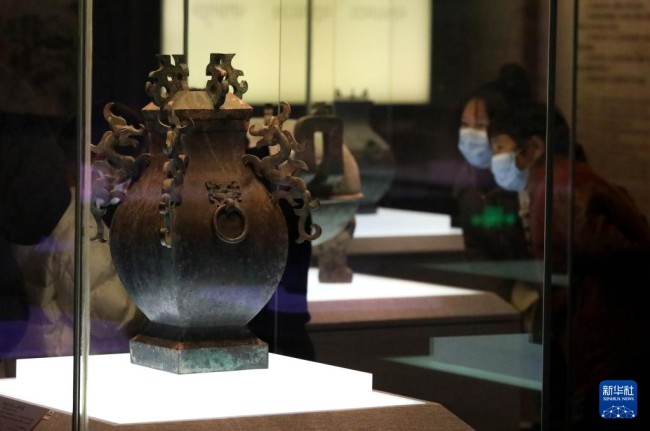 1月2日，人们在河北博物院参观古中山国文物展览。