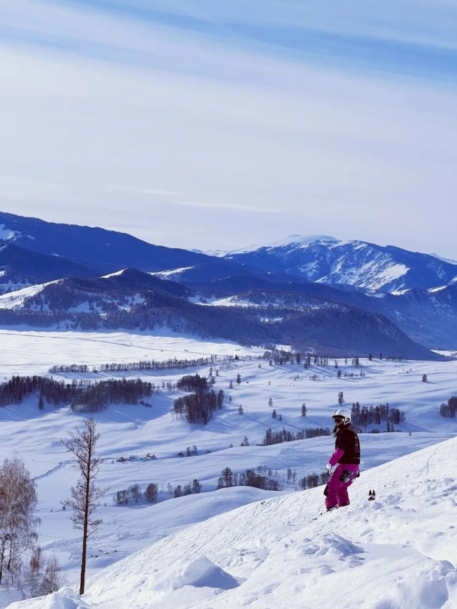 阿勒泰地区，禾木的吉克普林滑雪场，才开业不久就有全国各地的雪友蜂拥而至。摄影/Alex Liu