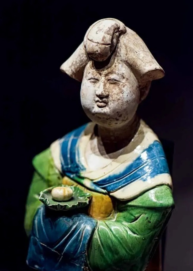 西安博物院藏唐代三彩捧盘女立俑。摄影／我是绿石