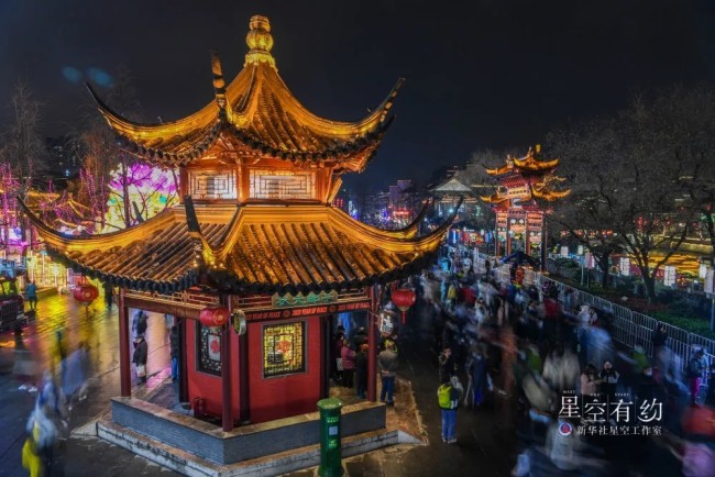 2021年2月26日是农历正月十五元宵节，游客在南京夫子庙景区内观灯赏景。新华社记者李博摄
