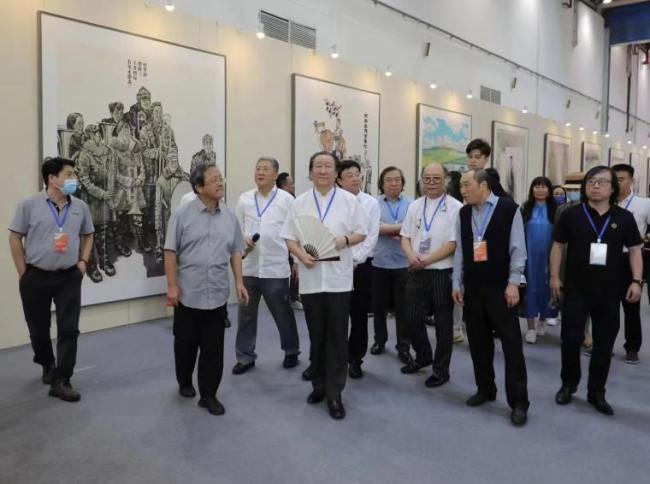 领导嘉宾参观参观“写意中国——中国文化艺术发展促进会国画作品展”现场