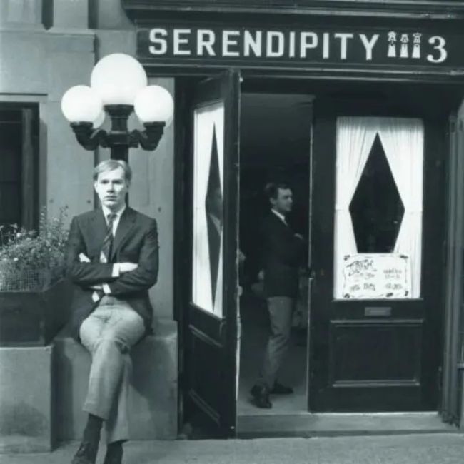 安迪·沃霍尔在传奇咖啡馆（Serendipity 3）门外