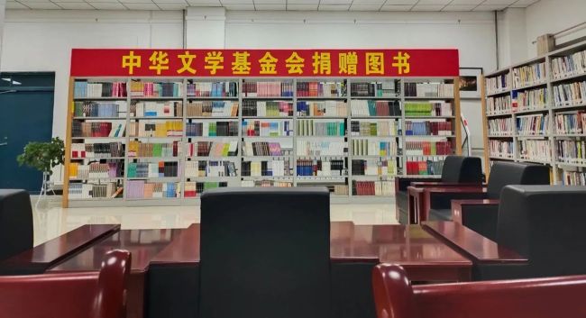中华文学基金会向临夏州图书馆捐赠图书8000册