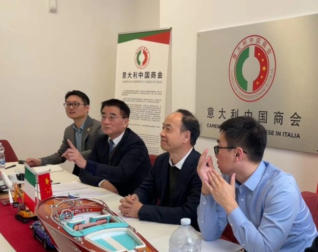 意大利中国商会书记长 范显伟（左二）