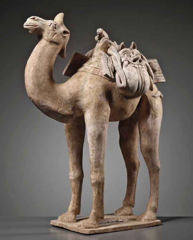 骆驼猴子陶俑，唐代，私人收藏。高大的骆驼身上背满行囊，一只小猴蹲坐其上。骆驼与猴结合在唐代文物中较为多见，体现了丝绸之路上的商旅或许养猴作为旅途伴侣