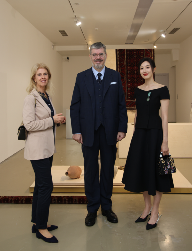 意大利驻华大使安博思阁下和夫人（中、左）与今日美术馆馆长张然（右）