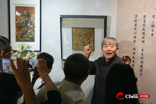 姚競馆长为嘉宾进行展览教会