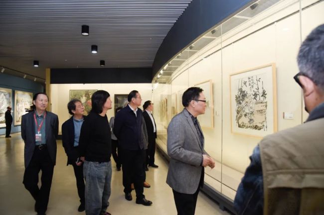 “五星出东方‘一带沿途’海外好意思术大展（扬州）”“共筑和平——2024奥林匹克好意思术大会·扬州”启幕