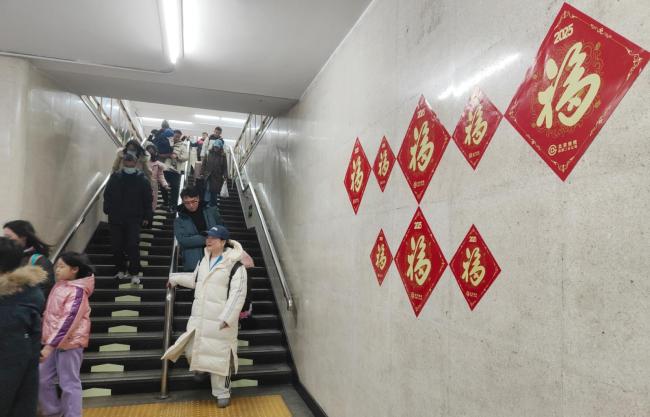 北京街头“非遗”景观迎新春