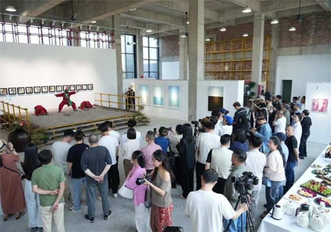 “重塑”2025当代陶瓷绘画研究展在景德镇隆重开幕半岛体育官网(图2)
