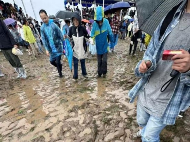 “走遍中国”写生行动:风雨无阻,共赴那达慕盛会之约