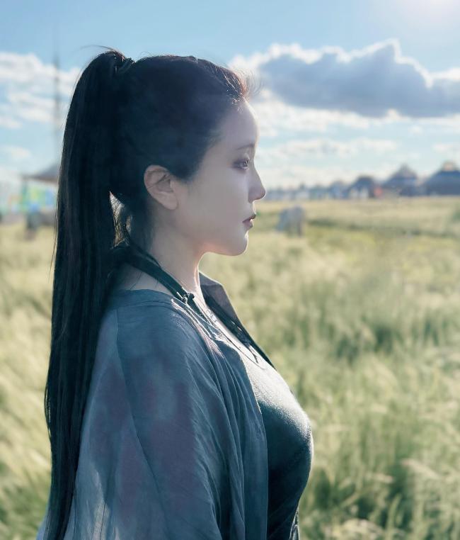 邢斯恬,毕业于西安美术美院,为中国美术家协会会员、李可染画院陕西分院院长、澳门画院副院长。