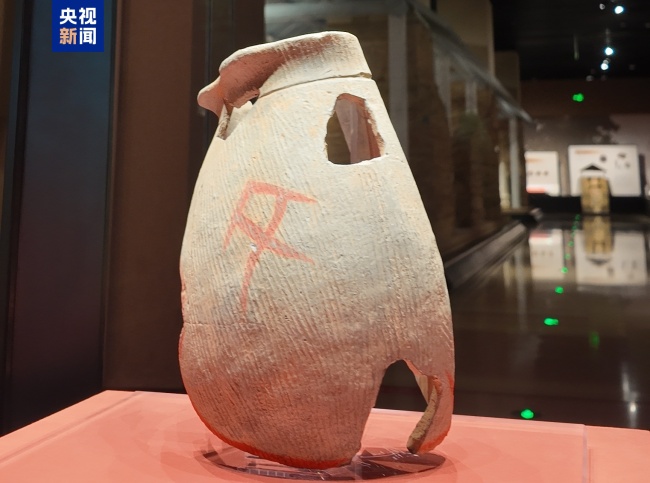 比甲骨文早800年 这个扁壶留下了4000年前的文字密码