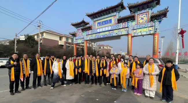 图五：于金明院长、王仕尧会长领导首批书圣文化盘考员在王羲之祖居牌坊前合影。(1).jpg