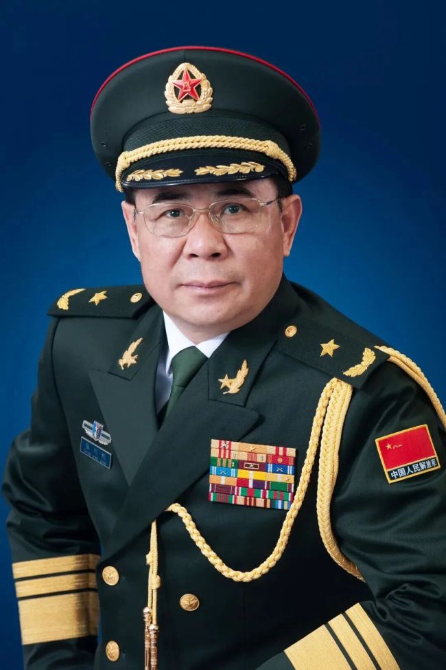 情系桑梓传文脉，赓续书香启新章——著名作家张明刚将军捐赠万本藏书签约仪式在随州市草甸子街成功举行