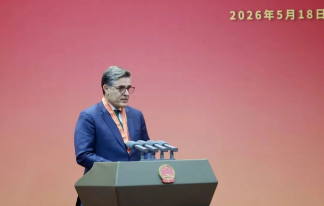 巴基斯坦驻华大使卡里尔·哈什米获中国外交部长王毅颁发“杰出外交官奖章”