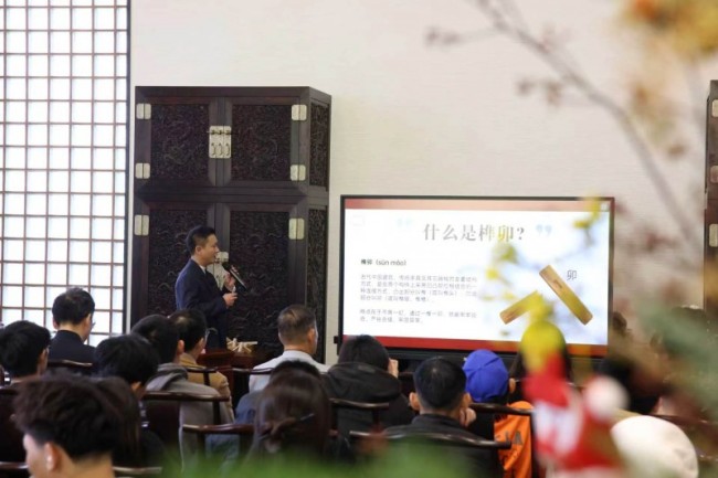 榫卯匠心，代代共守：区锦泽获评传统榫卯家具制作技艺非遗代表性传承人
