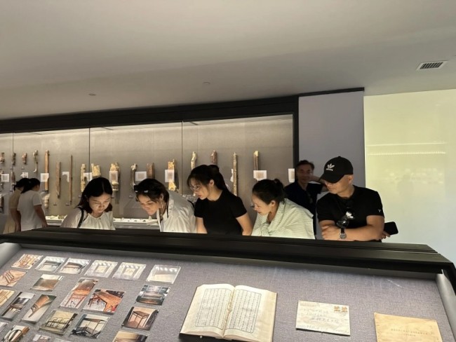 榫卯匠心，代代共守：区锦泽获评传统榫卯家具制作技艺非遗代表性传承人