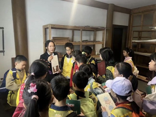 榫卯匠心，代代共守：区锦泽获评传统榫卯家具制作技艺非遗代表性传承人