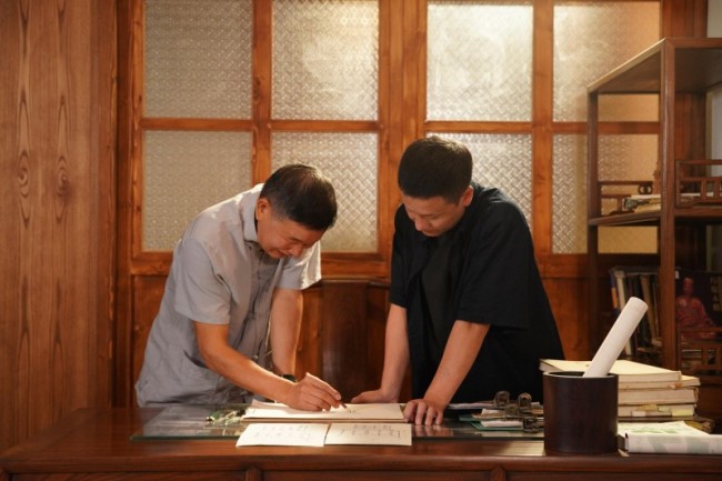 榫卯匠心，代代共守：区锦泽获评传统榫卯家具制作技艺非遗代表性传承人