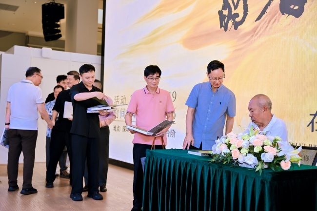 “画中有诗，丝中有画”——李照东《自然的歌者》新书发布暨在宥艺术丝巾跨界美学发布会在深举行