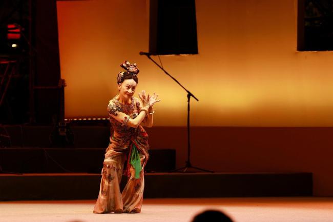 张京棣表演独舞《敦煌壁画》